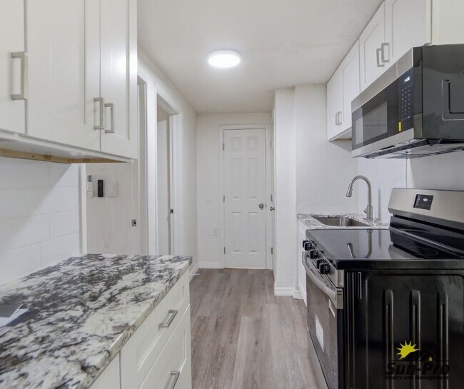 Building Photo - 215 Live Oak Ave