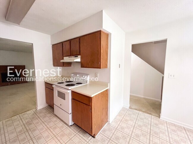 Building Photo - 2 Bed/2.5 Bath Townhome with Fenced Yard / Pet-Friendly / Available Now!