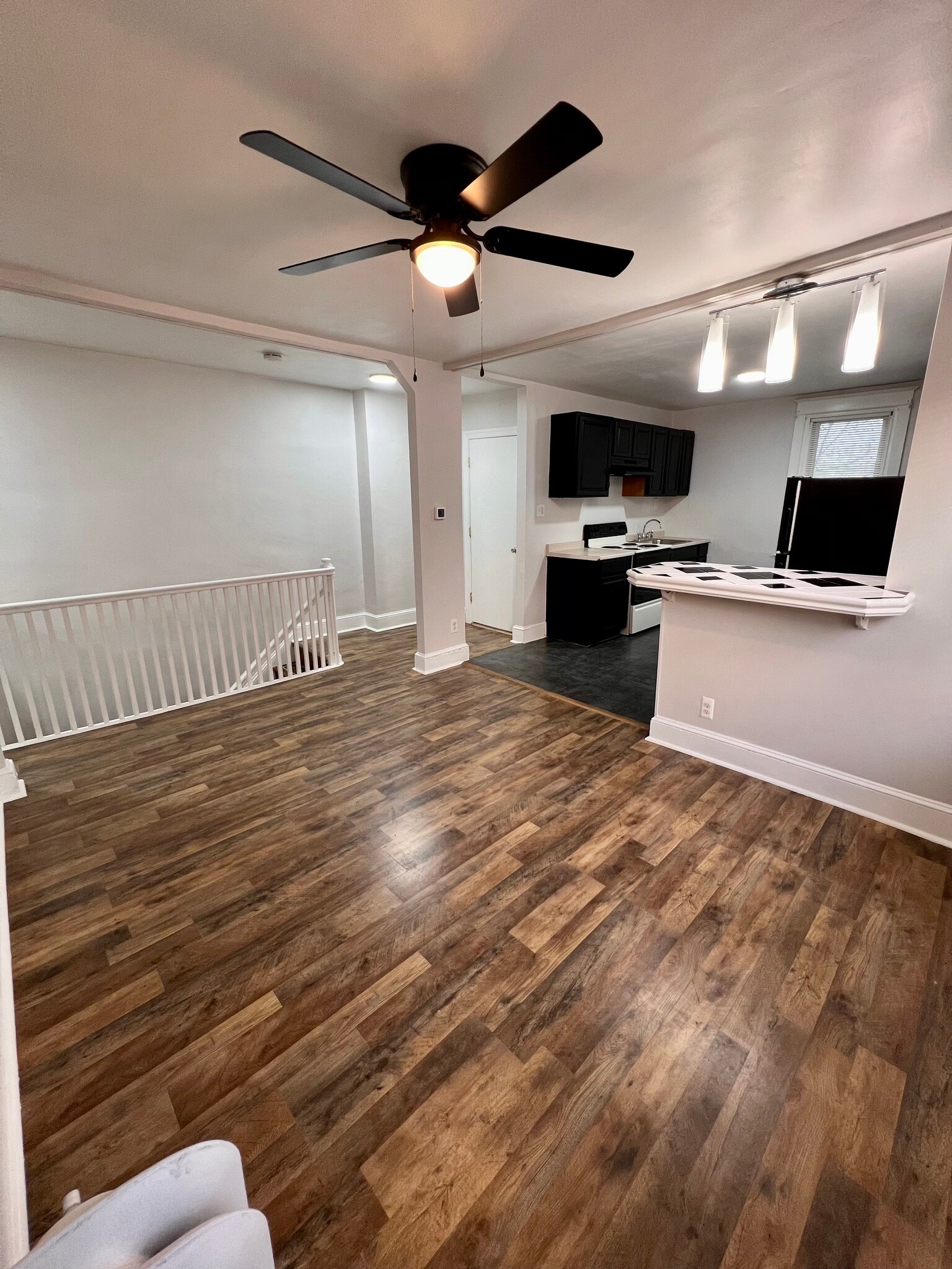 Building Photo - 340 E Broadway Ave