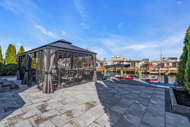 Building Photo - 320 Silver Lagoon Dr