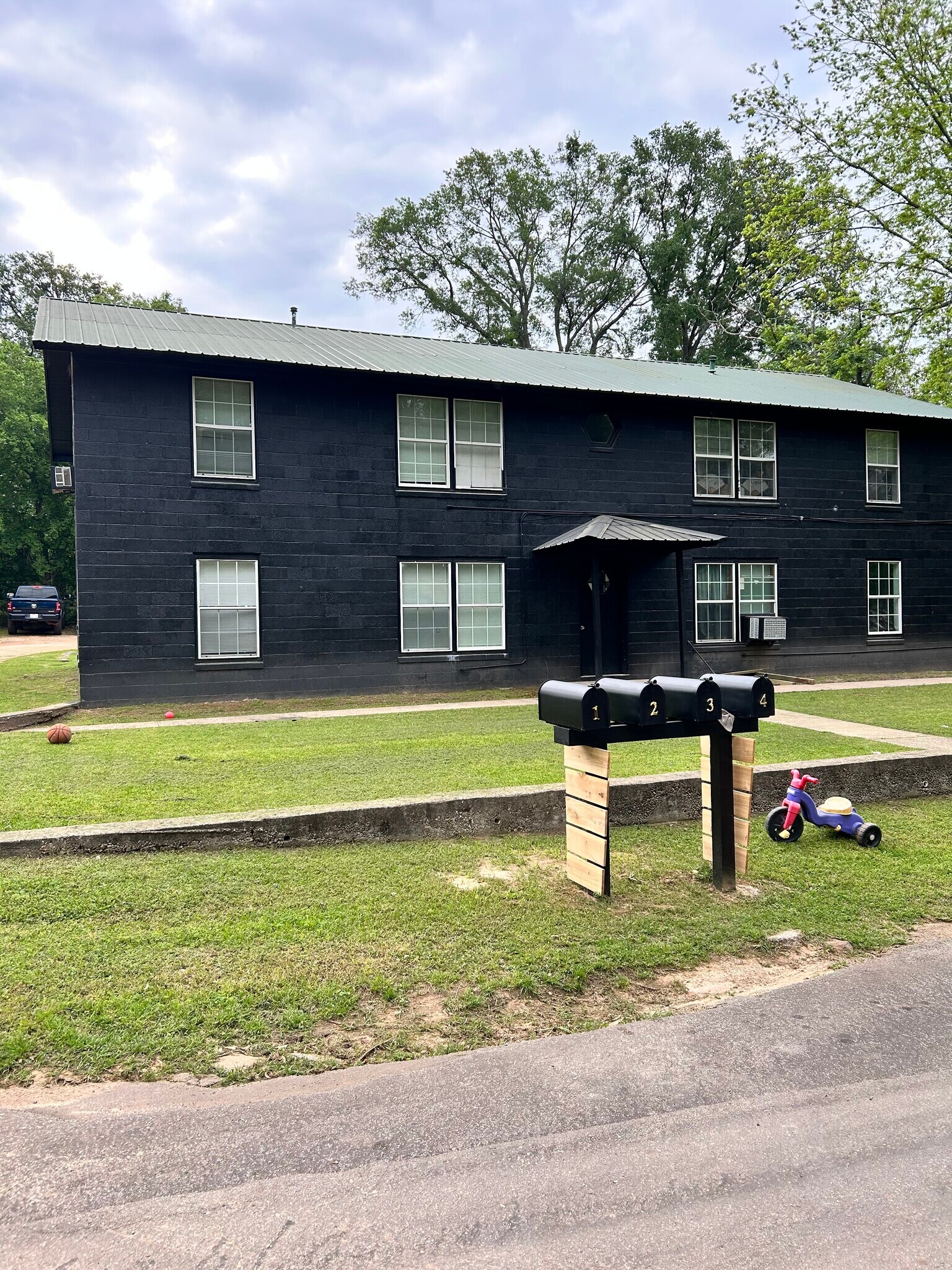 Building Photo - 705 W Circle Dr