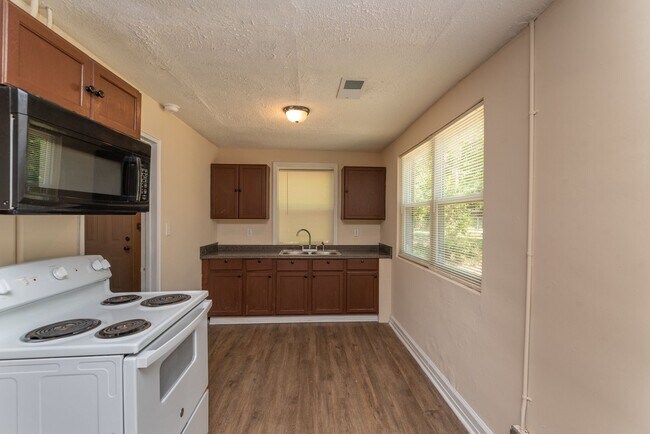 Building Photo - $950 - 3 bed/1 bath single-family home for rent, all electric! - Section 8 welcome!