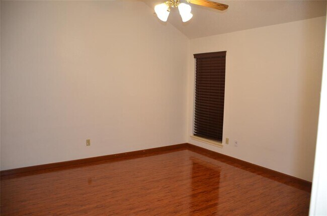 Building Photo - 1115 Faircrest Dr