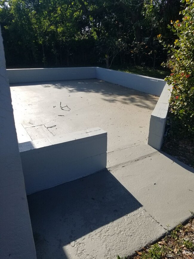 Building Photo - Three Bedroom with Bonus Room