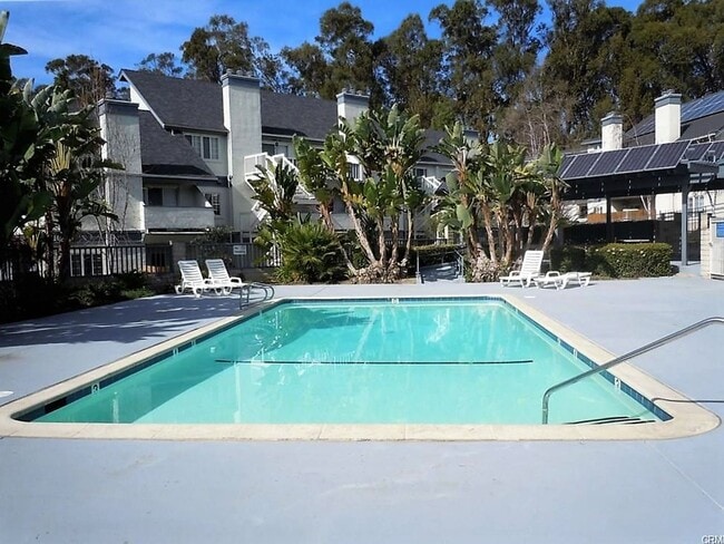 Building Photo - 2 Bedroom + Loft Condo in Parkwood Village