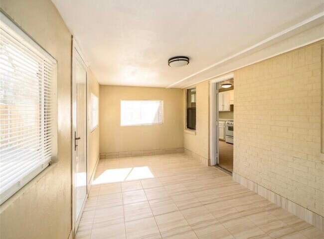 Building Photo - 501 Ladd St