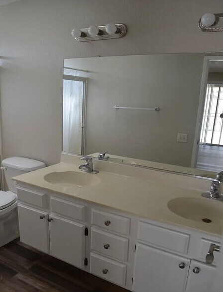 Building Photo - 928 Summerfield St