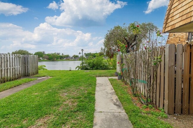 Building Photo - 393 Lake Arbor Dr