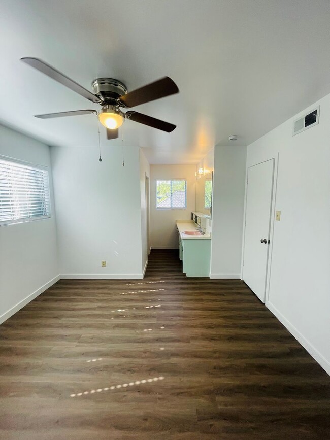 Building Photo - 2/1 rear unit in Land Park