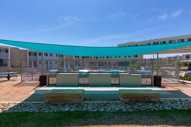 Building Photo - 604 N Bluff Dr