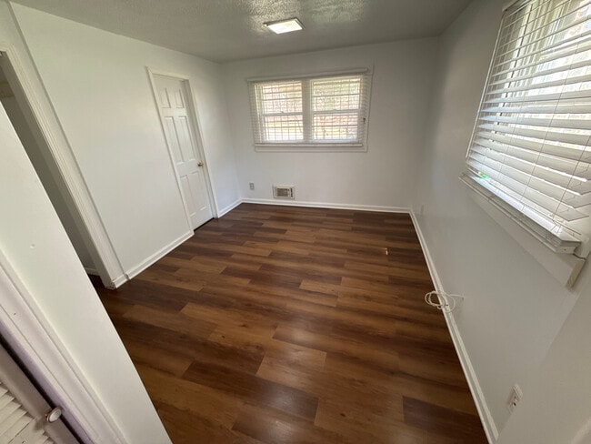 Building Photo - Room in House on Pleasant Hill Rd