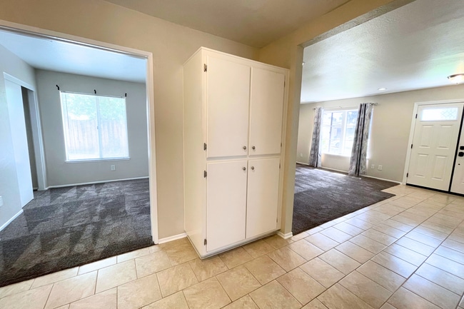 Building Photo - 4 Bed/2 Bath | Plus Office/Den | Single St...