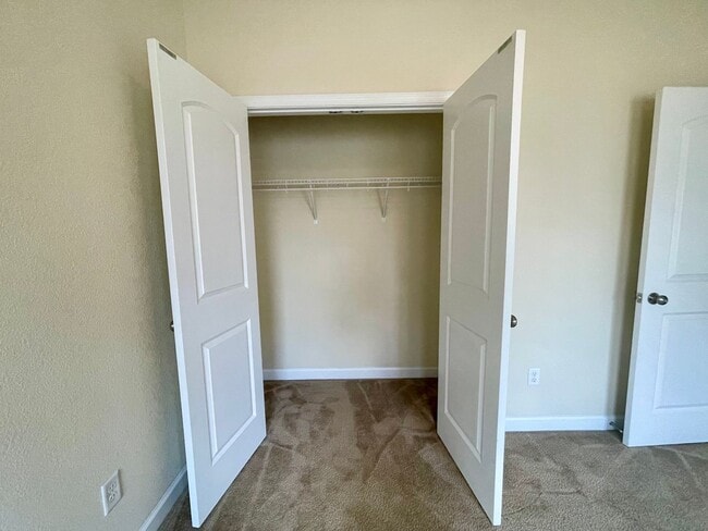Building Photo - Stunning VB Townhome Style Condo