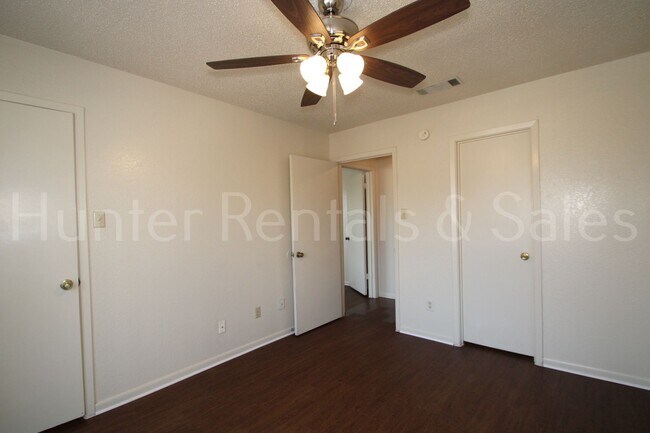Building Photo - Charming Two-Bedroom Townhome with Fireplace