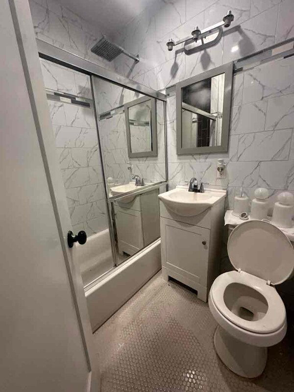 Building Photo - 943 E 214th St