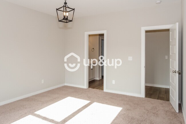 Building Photo - Fantastic 4bd/2ba home! Coming soon!