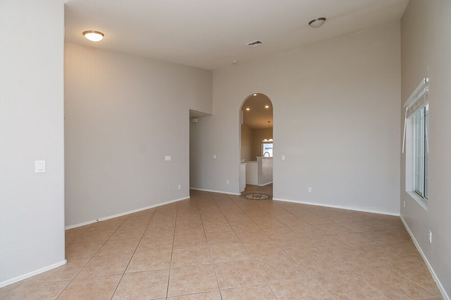 Building Photo - 3032 N Silverado