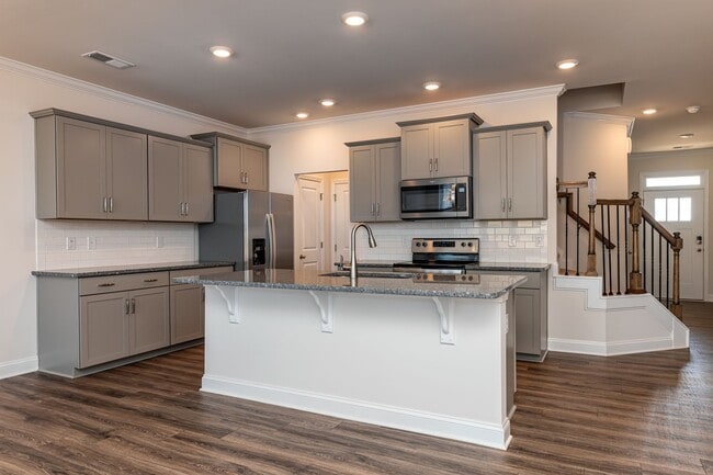 Building Photo - AVAILABLE NOW, $500 OFF FIRST FULL MONTHS ...