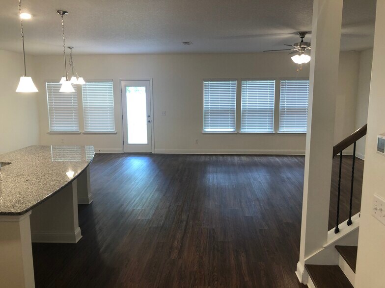 Building Photo - 3150 Creek Village Ln