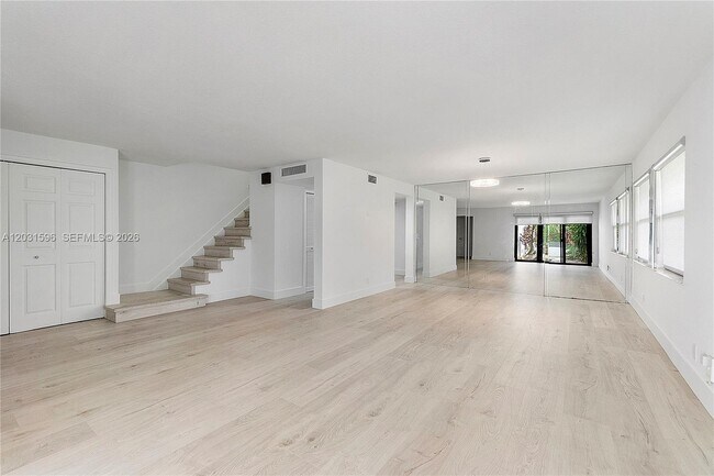Building Photo - 398 Fern Dr