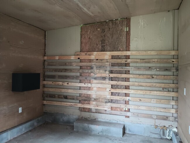 Building Photo - Don't Miss this 2 bedroom with Garage, Lar...
