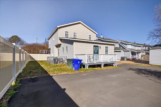 Building Photo - 2818 Tidewater Dr