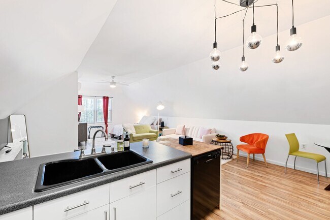 Building Photo - Tranquil loft retreat with open floorplan!...