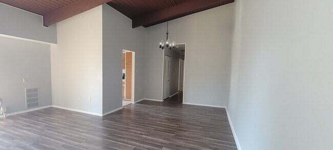 Building Photo - 11320 Cherry Hill Rd