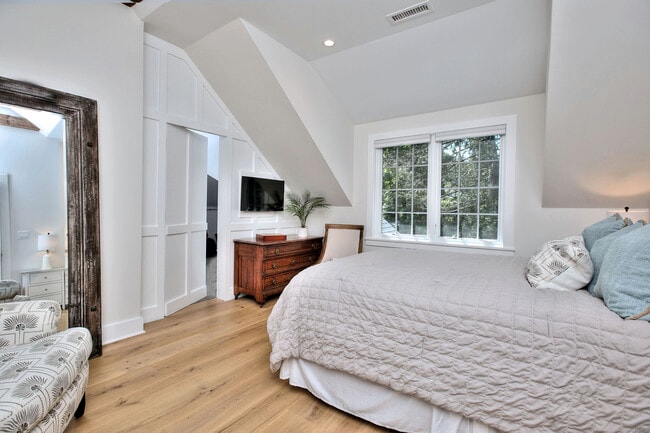 Building Photo - 55 Kings Hwy N