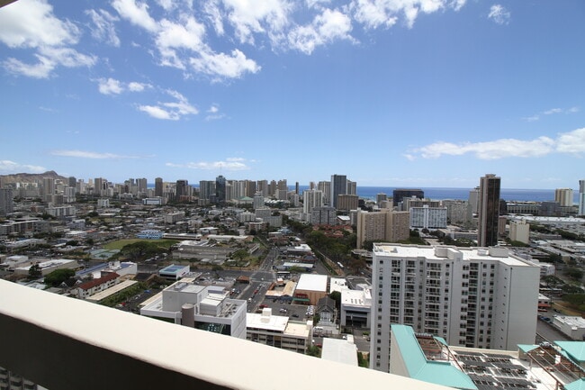Building Photo - 1212 Punahou St