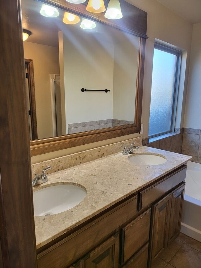 Building Photo - ?Gorgeous Home in the Valencia Neighborhoo...