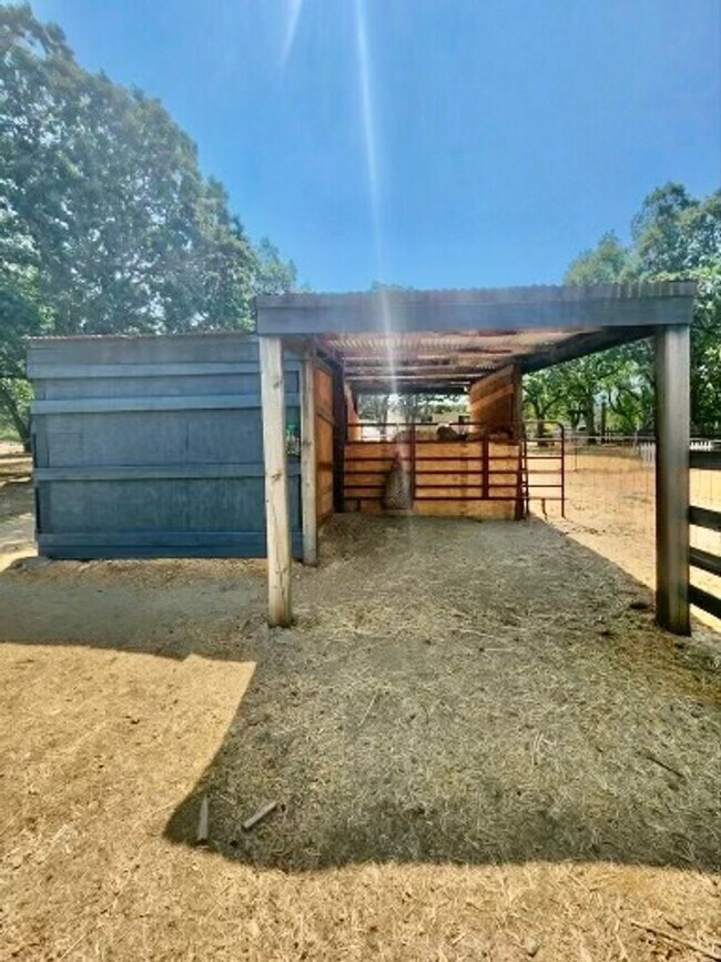 Building Photo - Horse property on 2.8 acres in Ruch with 2...