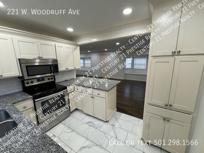 Building Photo - 221 W Woodruff Ave