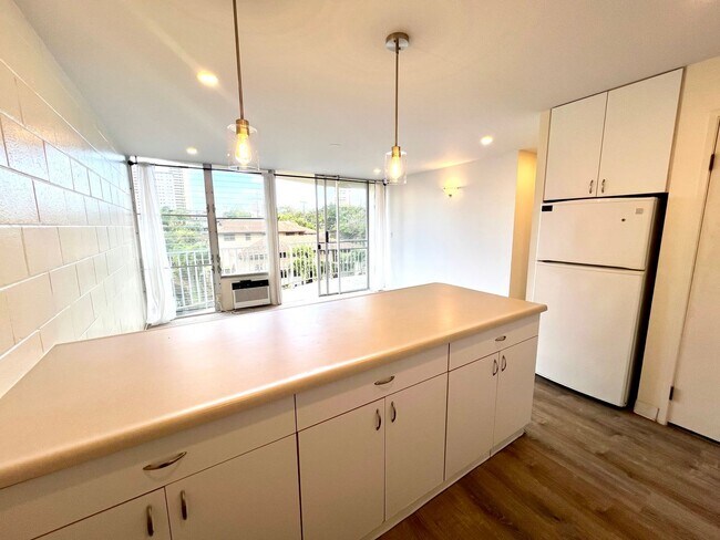 Building Photo - Makiki Condo with Parking and A/C