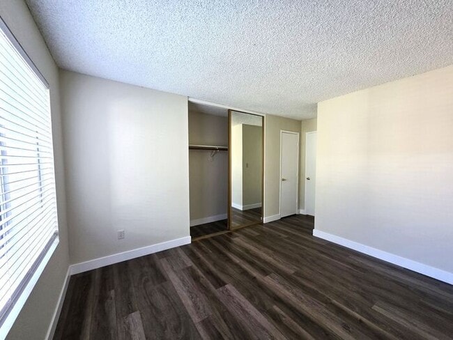 Building Photo - Updated Ground-Floor Two-bedroom One-bathr...