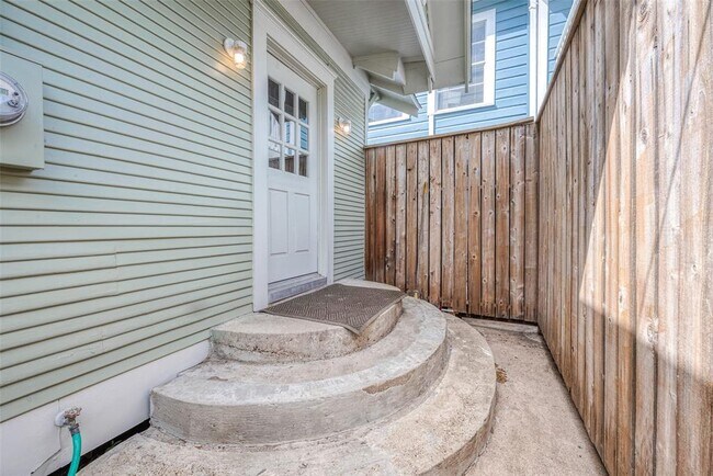 Building Photo - 701 Highland St