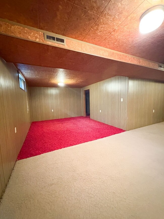 Building Photo - Spacious 3 bed 1.5 bath heights home
