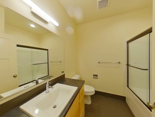 Building Photo - Newer Duplex Near Autzen Stadium - 3Bed/2B...