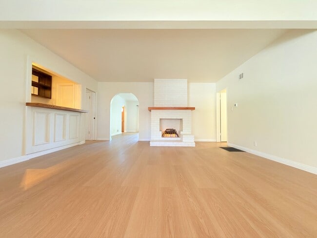 Building Photo - Stunning 4-Bedroom Home in Quiet North Hills