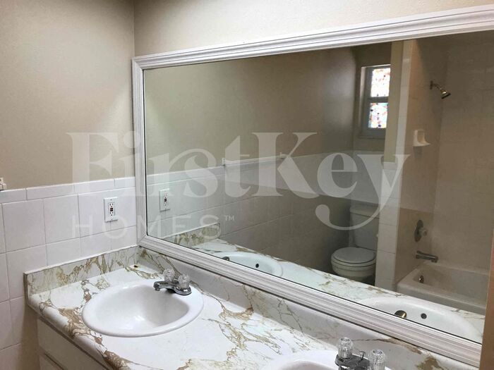 Building Photo - 701 Kingswood Loop