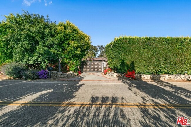 Building Photo - 7038 Dume Dr