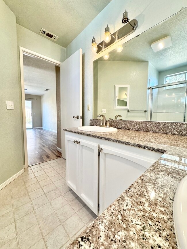 Building Photo - Beautiful 4 Bedroom Single Story For Rent In Roseville!