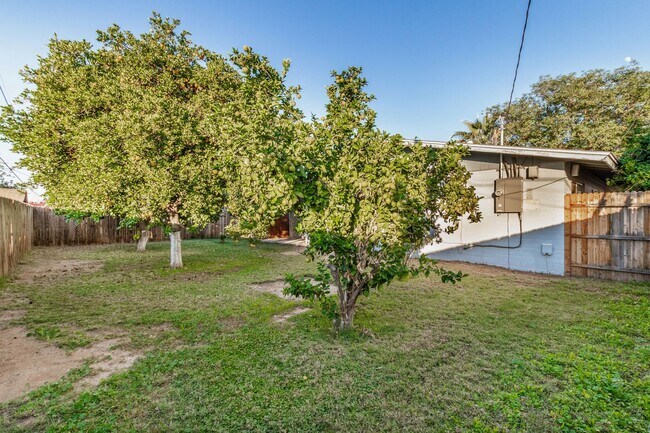 Building Photo - Charming Updated 3 Bed/2 Bath Home in North Central Phoenix