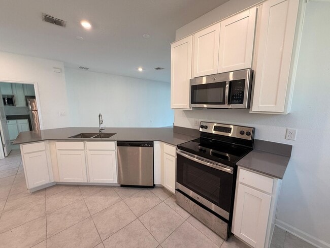 Building Photo - Rare find In-Law suite Home! Single family house with Separate entry and kitchen, laundry set!