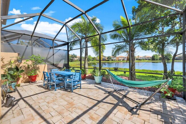 Building Photo - "Spacious 3-Bedroom Condo Retreat in Ester...