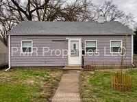 Building Photo - 3 Bedrooms / 1 Bathroom House