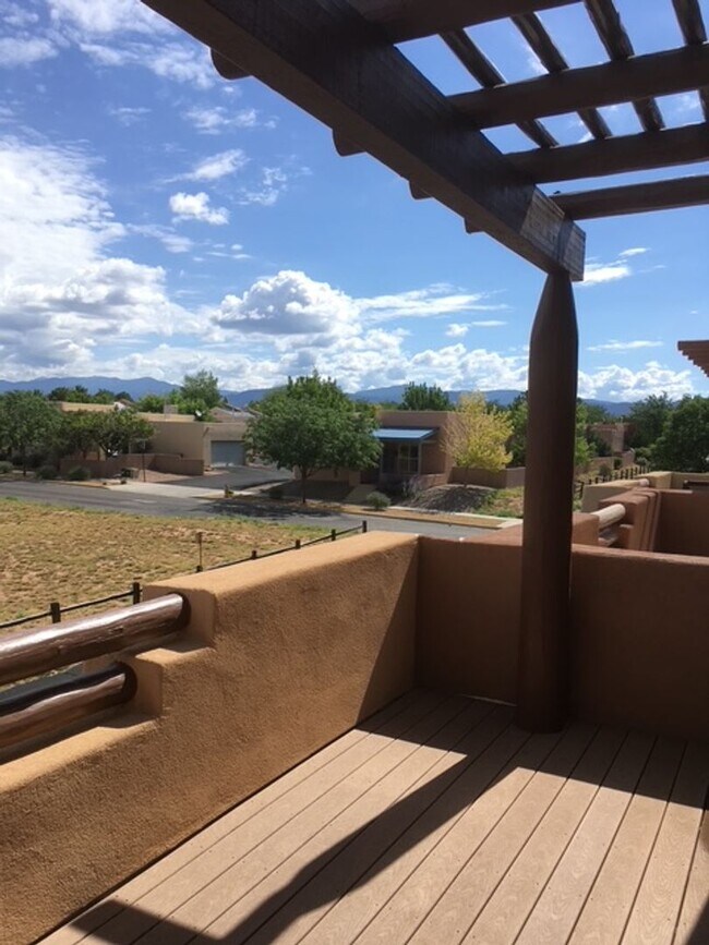 Building Photo - Beautiful Fully Furnished 2 Bedroom Townho...