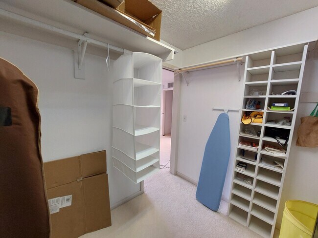 Building Photo - 2420 Torrey Pines Rd