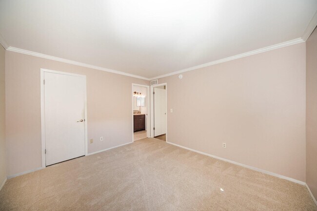 Building Photo - 275 Briarcrest Dr