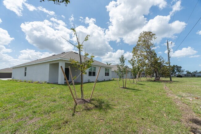 Building Photo - Spacious 4-Bedroom Retreat with 2 Full Baths in Punta Gorda – Your Dream Home Awaits!